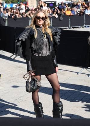 Sophie Turner arrives at the Louis Vuitton Collection Femme Prêt à Porter Printemps Eté 2026 fashion show as part of Paris Fashion Week PFW at the Cour Carrée du Louvre in Paris, France, on September 30, 2025 Denis Guignebourg Bestimage Arrivals at the Louis Vuitton fashion show as part of Spring Summer 2026 Paris Fashion Week held at The Louvre in Paris, France, on September 30, 2025 Paris France  Copyright: xDenisxGuignebourgx xBestimagexDenisxGuignebourgx xBestimagex