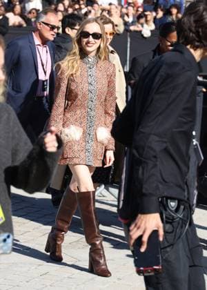 Phoebe Dynevor arrives at the Louis Vuitton Collection Femme Prêt à Porter Printemps Eté 2026 fashion show during Paris Fashion Week PFW in the Cour Carrée du Louvre, Paris, France, on September 30, 2025 Denis Guignebourg Bestimage Arrivals at the Louis Vuitton fashion show as part of Spring Summer 2026 Paris Fashion Week held at The Louvre in Paris, France, on September 30, 2025 Paris France  Copyright: xDenisxGuignebourgx xBestimagexDenisxGuignebourgx xBestimagex