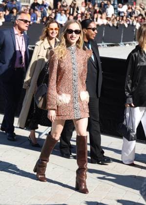 Phoebe Dynevor arrives at the Louis Vuitton Collection Femme Prêt à Porter Printemps Eté 2026 fashion show during Paris Fashion Week PFW in the Cour Carrée du Louvre, Paris, France, on September 30, 2025 Denis Guignebourg Bestimage Arrivals at the Louis Vuitton fashion show as part of Spring Summer 2026 Paris Fashion Week held at The Louvre in Paris, France, on September 30, 2025 Paris France  Copyright: xDenisxGuignebourgx xBestimagexDenisxGuignebourgx xBestimagex