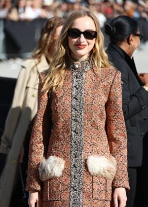 Phoebe Dynevor arrives at the Louis Vuitton Collection Femme Prêt à Porter Printemps Eté 2026 fashion show during Paris Fashion Week PFW in the Cour Carrée du Louvre, Paris, France, on September 30, 2025 Denis Guignebourg Bestimage Arrivals at the Louis Vuitton fashion show as part of Spring Summer 2026 Paris Fashion Week held at The Louvre in Paris, France, on September 30, 2025 Paris France  Copyright: xDenisxGuignebourgx xBestimagexDenisxGuignebourgx xBestimagex