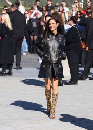Jennifer Connelly arrives at the Louis Vuitton Collection Femme Prêt à Porter Printemps Eté 2026 fashion show as part of Paris Fashion Week PFW at the Cour Carrée du Louvre in Paris, France, on September 30, 2025 Denis Guignebourg Bestimage Arrivals at the Louis Vuitton fashion show as part of Spring Summer 2026 Paris Fashion Week held at The Louvre in Paris, France, on September 30, 2025 Paris France  Copyright: xDenisxGuignebourgx xBestimagexDenisxGuignebourgx xBestimagex