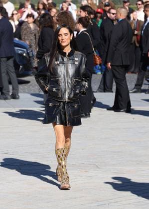 Jennifer Connelly arrives at the Louis Vuitton Collection Femme Prêt à Porter Printemps Eté 2026 fashion show as part of Paris Fashion Week PFW at the Cour Carrée du Louvre in Paris, France, on September 30, 2025 Denis Guignebourg Bestimage Arrivals at the Louis Vuitton fashion show as part of Spring Summer 2026 Paris Fashion Week held at The Louvre in Paris, France, on September 30, 2025 Paris France  Copyright: xDenisxGuignebourgx xBestimagexDenisxGuignebourgx xBestimagex