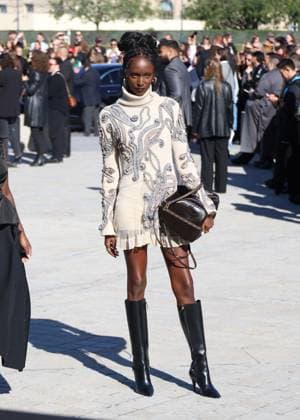 Lous and the Yakuza arrives at the Louis Vuitton Collection Femme Prêt à Porter Printemps Eté 2026 fashion show at Paris Fashion Week PFW in the Cour Carrée du Louvre, Paris, France, on September 30, 2025 Denis Guignebourg Bestimage Arrivals at the Louis Vuitton fashion show as part of Spring Summer 2026 Paris Fashion Week held at The Louvre in Paris, France, on September 30, 2025 Paris France  Copyright: xDenisxGuignebourgx xBestimagexDenisxGuignebourgx xBestimagex