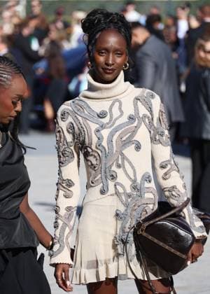 Lous and the Yakuza arrives at the Louis Vuitton Collection Femme Prêt à Porter Printemps Eté 2026 fashion show at Paris Fashion Week PFW in the Cour Carrée du Louvre, Paris, France, on September 30, 2025 Denis Guignebourg Bestimage Arrivals at the Louis Vuitton fashion show as part of Spring Summer 2026 Paris Fashion Week held at The Louvre in Paris, France, on September 30, 2025 Paris France  Copyright: xDenisxGuignebourgx xBestimagexDenisxGuignebourgx xBestimagex