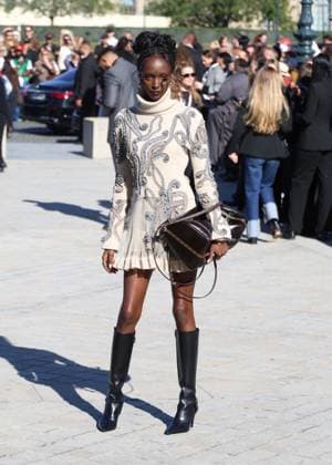 Lous and the Yakuza arrives at the Louis Vuitton Collection Femme Prêt à Porter Printemps Eté 2026 fashion show at Paris Fashion Week PFW in the Cour Carrée du Louvre, Paris, France, on September 30, 2025 Denis Guignebourg Bestimage Arrivals at the Louis Vuitton fashion show as part of Spring Summer 2026 Paris Fashion Week held at The Louvre in Paris, France, on September 30, 2025 Paris France  Copyright: xDenisxGuignebourgx xBestimagexDenisxGuignebourgx xBestimagex