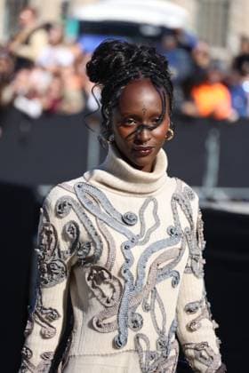 Lous and the Yakuza arrives at the Louis Vuitton Collection Femme Prêt à Porter Printemps Eté 2026 fashion show at Paris Fashion Week PFW in the Cour Carrée du Louvre, Paris, France, on September 30, 2025 Denis Guignebourg Bestimage Arrivals at the Louis Vuitton fashion show as part of Spring Summer 2026 Paris Fashion Week held at The Louvre in Paris, France, on September 30, 2025 Paris France  Copyright: xDenisxGuignebourgx xBestimagexDenisxGuignebourgx xBestimagex