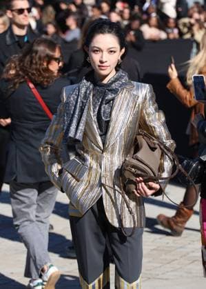 Elaine Zhong Chuxi arrives at the Louis Vuitton Collection Femme Prêt à Porter Printemps Eté 2026 fashion show during the Paris Fashion Week PFW in the Cour Carrée du Louvre, Paris, France, on September 30, 2025 Denis Guignebourg Bestimage Arrivals at the Louis Vuitton fashion show as part of Spring Summer 2026 Paris Fashion Week held at The Louvre in Paris, France, on September 30, 2025 Paris France  Copyright: xDenisxGuignebourgx xBestimagexDenisxGuignebourgx xBestimagex