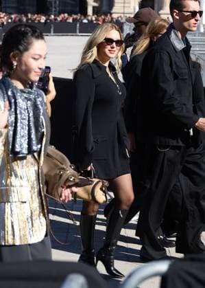 Léa Seydoux arrives at the Louis Vuitton Collection Femme Prêt à Porter Printemps Eté 2026 fashion show as part of Paris Fashion Week PFW at the Cour Carrée du Louvre in Paris, France, on September 30, 2025 Denis Guignebourg Bestimage Arrivals at the Louis Vuitton fashion show as part of Spring Summer 2026 Paris Fashion Week held at The Louvre in Paris, France, on September 30, 2025 Paris France  Copyright: xDenisxGuignebourgx xBestimagexDenisxGuignebourgx xBestimagex