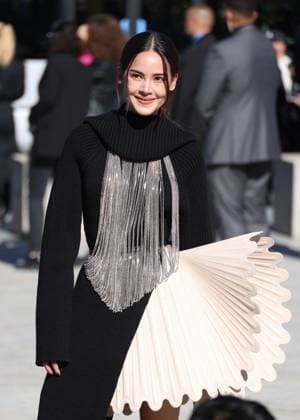 Urassaya Sperbund arrives at the Louis Vuitton Collection Femme Prêt à Porter Printemps Eté 2026 show at the Paris Fashion Week PFW in the Cour Carrée du Louvre, Paris, France, on September 30, 2025 Denis Guignebourg Bestimage Arrivals at the Louis Vuitton fashion show as part of Spring Summer 2026 Paris Fashion Week held at The Louvre in Paris, France, on September 30, 2025 Paris France  Copyright: xDenisxGuignebourgx xBestimagexDenisxGuignebourgx xBestimagex