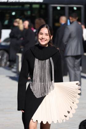 Urassaya Sperbund arrives at the Louis Vuitton Collection Femme Prêt à Porter Printemps Eté 2026 show at the Paris Fashion Week PFW in the Cour Carrée du Louvre, Paris, France, on September 30, 2025 Denis Guignebourg Bestimage Arrivals at the Louis Vuitton fashion show as part of Spring Summer 2026 Paris Fashion Week held at The Louvre in Paris, France, on September 30, 2025 Paris France  Copyright: xDenisxGuignebourgx xBestimagexDenisxGuignebourgx xBestimagex