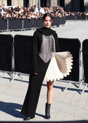 Urassaya Sperbund arrives at the Louis Vuitton Collection Femme Prêt à Porter Printemps Eté 2026 show at the Paris Fashion Week PFW in the Cour Carrée du Louvre, Paris, France, on September 30, 2025 Denis Guignebourg Bestimage Arrivals at the Louis Vuitton fashion show as part of Spring Summer 2026 Paris Fashion Week held at The Louvre in Paris, France, on September 30, 2025 Paris France  Copyright: xDenisxGuignebourgx xBestimagexDenisxGuignebourgx xBestimagex
