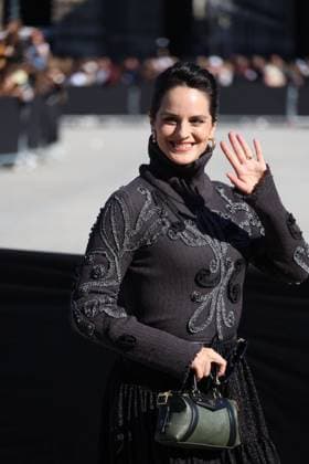 Noémie Merlant arrives at the Louis Vuitton Collection Femme Prêt à Porter Printemps Eté 2026 fashion show as part of Paris Fashion Week PFW in the Cour Carrée du Louvre, Paris, France, on September 30, 2025 Denis Guignebourg Bestimage Arrivals at the Louis Vuitton fashion show as part of Spring Summer 2026 Paris Fashion Week held at The Louvre in Paris, France, on September 30, 2025 Paris France  Copyright: xDenisxGuignebourgx xBestimagexDenisxGuignebourgx xBestimagex