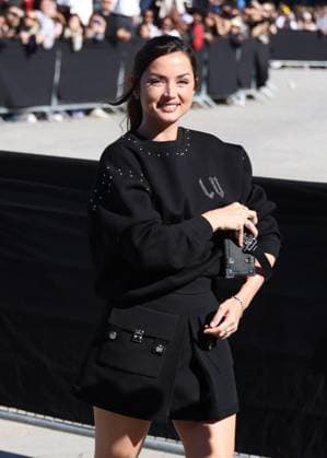 Ana de Armas arrives at the Louis Vuitton Collection Femme Prêt à Porter Printemps Eté 2026 show at the Paris Fashion Week PFW in the Cour Carrée du Louvre, Paris, France, on September 30, 2025 Denis Guignebourg Bestimage Arrivals at the Louis Vuitton fashion show as part of Spring Summer 2026 Paris Fashion Week held at The Louvre in Paris, France, on September 30, 2025 Paris France  Copyright: xDenisxGuignebourgx xBestimagexDenisxGuignebourgx xBestimagex