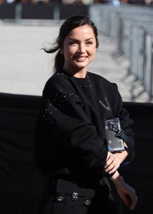 Ana de Armas arrives at the Louis Vuitton Collection Femme Prêt à Porter Printemps Eté 2026 show at the Paris Fashion Week PFW in the Cour Carrée du Louvre, Paris, France, on September 30, 2025 Denis Guignebourg Bestimage Arrivals at the Louis Vuitton fashion show as part of Spring Summer 2026 Paris Fashion Week held at The Louvre in Paris, France, on September 30, 2025 Paris France  Copyright: xDenisxGuignebourgx xBestimagexDenisxGuignebourgx xBestimagex