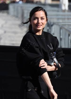 Ana de Armas arrives at the Louis Vuitton Collection Femme Prêt à Porter Printemps Eté 2026 show at the Paris Fashion Week PFW in the Cour Carrée du Louvre, Paris, France, on September 30, 2025 Denis Guignebourg Bestimage Arrivals at the Louis Vuitton fashion show as part of Spring Summer 2026 Paris Fashion Week held at The Louvre in Paris, France, on September 30, 2025 Paris France  Copyright: xDenisxGuignebourgx xBestimagexDenisxGuignebourgx xBestimagex