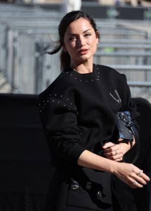 Ana de Armas arrives at the Louis Vuitton Collection Femme Prêt à Porter Printemps Eté 2026 show at the Paris Fashion Week PFW in the Cour Carrée du Louvre, Paris, France, on September 30, 2025 Denis Guignebourg Bestimage Arrivals at the Louis Vuitton fashion show as part of Spring Summer 2026 Paris Fashion Week held at The Louvre in Paris, France, on September 30, 2025 Paris France  Copyright: xDenisxGuignebourgx xBestimagexDenisxGuignebourgx xBestimagex