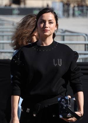 Ana de Armas arrives at the Louis Vuitton Collection Femme Prêt à Porter Printemps Eté 2026 show at the Paris Fashion Week PFW in the Cour Carrée du Louvre, Paris, France, on September 30, 2025 Denis Guignebourg Bestimage Arrivals at the Louis Vuitton fashion show as part of Spring Summer 2026 Paris Fashion Week held at The Louvre in Paris, France, on September 30, 2025 Paris France  Copyright: xDenisxGuignebourgx xBestimagexDenisxGuignebourgx xBestimagex