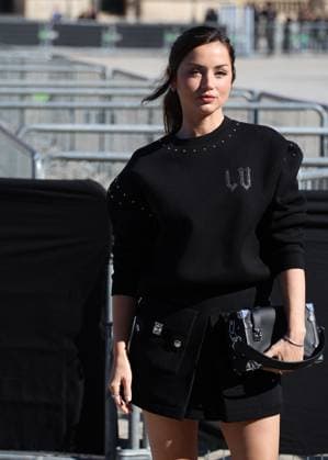 Ana de Armas arrives at the Louis Vuitton Collection Femme Prêt à Porter Printemps Eté 2026 show at the Paris Fashion Week PFW in the Cour Carrée du Louvre, Paris, France, on September 30, 2025 Denis Guignebourg Bestimage Arrivals at the Louis Vuitton fashion show as part of Spring Summer 2026 Paris Fashion Week held at The Louvre in Paris, France, on September 30, 2025 Paris France  Copyright: xDenisxGuignebourgx xBestimagexDenisxGuignebourgx xBestimagex