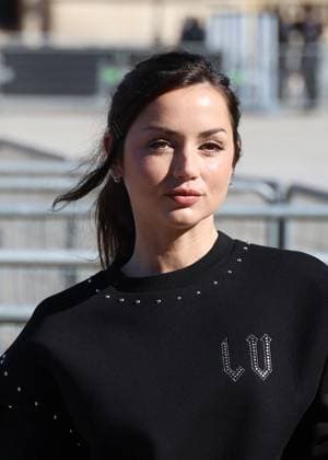 Ana de Armas arrives at the Louis Vuitton Collection Femme Prêt à Porter Printemps Eté 2026 show at the Paris Fashion Week PFW in the Cour Carrée du Louvre, Paris, France, on September 30, 2025 Denis Guignebourg Bestimage Arrivals at the Louis Vuitton fashion show as part of Spring Summer 2026 Paris Fashion Week held at The Louvre in Paris, France, on September 30, 2025 Paris France  Copyright: xDenisxGuignebourgx xBestimagexDenisxGuignebourgx xBestimagex