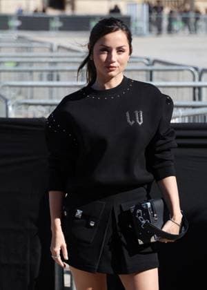 Ana de Armas arrives at the Louis Vuitton Collection Femme Prêt à Porter Printemps Eté 2026 show at the Paris Fashion Week PFW in the Cour Carrée du Louvre, Paris, France, on September 30, 2025 Denis Guignebourg Bestimage Arrivals at the Louis Vuitton fashion show as part of Spring Summer 2026 Paris Fashion Week held at The Louvre in Paris, France, on September 30, 2025 Paris France  Copyright: xDenisxGuignebourgx xBestimagexDenisxGuignebourgx xBestimagex