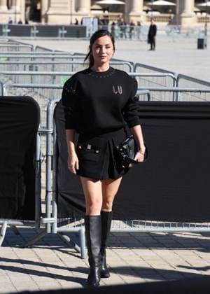 Ana de Armas arrives at the Louis Vuitton Collection Femme Prêt à Porter Printemps Eté 2026 show at the Paris Fashion Week PFW in the Cour Carrée du Louvre, Paris, France, on September 30, 2025 Denis Guignebourg Bestimage Arrivals at the Louis Vuitton fashion show as part of Spring Summer 2026 Paris Fashion Week held at The Louvre in Paris, France, on September 30, 2025 Paris France  Copyright: xDenisxGuignebourgx xBestimagexDenisxGuignebourgx xBestimagex