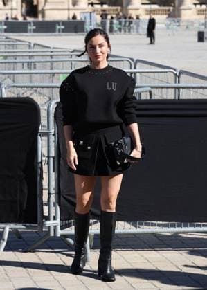 Ana de Armas arrives at the Louis Vuitton Collection Femme Prêt à Porter Printemps Eté 2026 show at the Paris Fashion Week PFW in the Cour Carrée du Louvre, Paris, France, on September 30, 2025 Denis Guignebourg Bestimage Arrivals at the Louis Vuitton fashion show as part of Spring Summer 2026 Paris Fashion Week held at The Louvre in Paris, France, on September 30, 2025 Paris France  Copyright: xDenisxGuignebourgx xBestimagexDenisxGuignebourgx xBestimagex