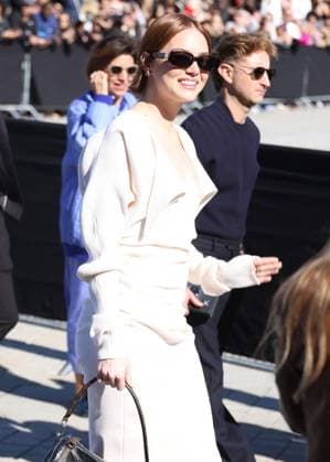 Emma Stone arrives at the Louis Vuitton Collection Femme Prêt à Porter Printemps Eté 2026 fashion show as part of Paris Fashion Week PFW at the Cour Carrée du Louvre in Paris, France, on September 30, 2025 Denis Guignebourg Bestimage Arrivals at the Louis Vuitton fashion show as part of Spring Summer 2026 Paris Fashion Week held at The Louvre in Paris, France, on September 30, 2025 Paris France  Copyright: xDenisxGuignebourgx xBestimagexDenisxGuignebourgx xBestimagex