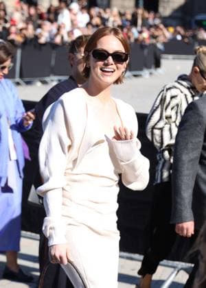 Emma Stone arrives at the Louis Vuitton Collection Femme Prêt à Porter Printemps Eté 2026 fashion show as part of Paris Fashion Week PFW at the Cour Carrée du Louvre in Paris, France, on September 30, 2025 Denis Guignebourg Bestimage Arrivals at the Louis Vuitton fashion show as part of Spring Summer 2026 Paris Fashion Week held at The Louvre in Paris, France, on September 30, 2025 Paris France  Copyright: xDenisxGuignebourgx xBestimagexDenisxGuignebourgx xBestimagex