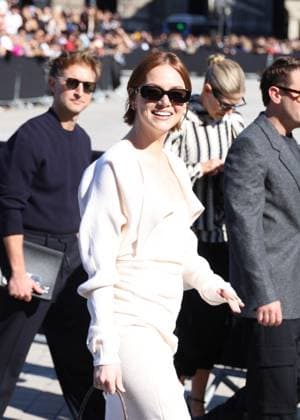 Emma Stone arrives at the Louis Vuitton Collection Femme Prêt à Porter Printemps Eté 2026 fashion show as part of Paris Fashion Week PFW at the Cour Carrée du Louvre in Paris, France, on September 30, 2025 Denis Guignebourg Bestimage Arrivals at the Louis Vuitton fashion show as part of Spring Summer 2026 Paris Fashion Week held at The Louvre in Paris, France, on September 30, 2025 Paris France  Copyright: xDenisxGuignebourgx xBestimagexDenisxGuignebourgx xBestimagex