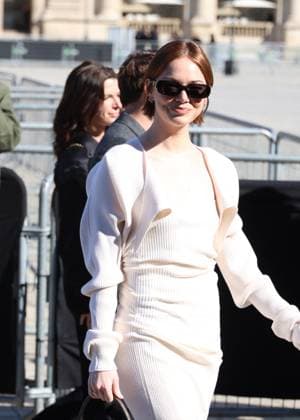 Emma Stone arrives at the Louis Vuitton Collection Femme Prêt à Porter Printemps Eté 2026 fashion show as part of Paris Fashion Week PFW at the Cour Carrée du Louvre in Paris, France, on September 30, 2025 Denis Guignebourg Bestimage Arrivals at the Louis Vuitton fashion show as part of Spring Summer 2026 Paris Fashion Week held at The Louvre in Paris, France, on September 30, 2025 Paris France  Copyright: xDenisxGuignebourgx xBestimagexDenisxGuignebourgx xBestimagex
