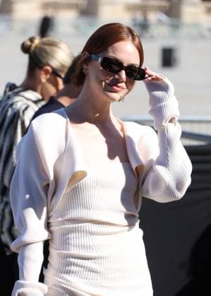Emma Stone arrives at the Louis Vuitton Collection Femme Prêt à Porter Printemps Eté 2026 fashion show as part of Paris Fashion Week PFW at the Cour Carrée du Louvre in Paris, France, on September 30, 2025 Denis Guignebourg Bestimage Arrivals at the Louis Vuitton fashion show as part of Spring Summer 2026 Paris Fashion Week held at The Louvre in Paris, France, on September 30, 2025 Paris France  Copyright: xDenisxGuignebourgx xBestimagexDenisxGuignebourgx xBestimagex