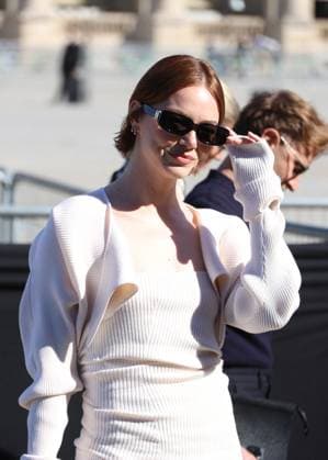 Emma Stone arrives at the Louis Vuitton Collection Femme Prêt à Porter Printemps Eté 2026 fashion show as part of Paris Fashion Week PFW at the Cour Carrée du Louvre in Paris, France, on September 30, 2025 Denis Guignebourg Bestimage Arrivals at the Louis Vuitton fashion show as part of Spring Summer 2026 Paris Fashion Week held at The Louvre in Paris, France, on September 30, 2025 Paris France  Copyright: xDenisxGuignebourgx xBestimagexDenisxGuignebourgx xBestimagex