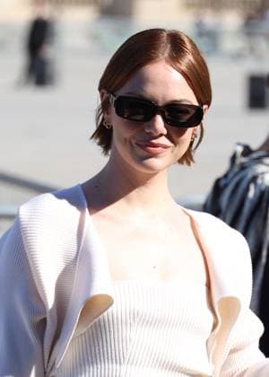 Emma Stone arrives at the Louis Vuitton Collection Femme Prêt à Porter Printemps Eté 2026 fashion show as part of Paris Fashion Week PFW at the Cour Carrée du Louvre in Paris, France, on September 30, 2025 Denis Guignebourg Bestimage Arrivals at the Louis Vuitton fashion show as part of Spring Summer 2026 Paris Fashion Week held at The Louvre in Paris, France, on September 30, 2025 Paris France  Copyright: xDenisxGuignebourgx xBestimagexDenisxGuignebourgx xBestimagex