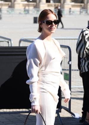 Emma Stone arrives at the Louis Vuitton Collection Femme Prêt à Porter Printemps Eté 2026 fashion show as part of Paris Fashion Week PFW at the Cour Carrée du Louvre in Paris, France, on September 30, 2025 Denis Guignebourg Bestimage Arrivals at the Louis Vuitton fashion show as part of Spring Summer 2026 Paris Fashion Week held at The Louvre in Paris, France, on September 30, 2025 Paris France  Copyright: xDenisxGuignebourgx xBestimagexDenisxGuignebourgx xBestimagex