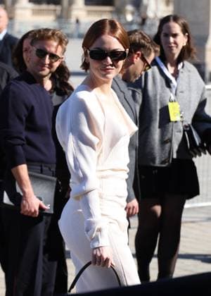 Emma Stone arrives at the Louis Vuitton Collection Femme Prêt à Porter Printemps Eté 2026 fashion show as part of Paris Fashion Week PFW at the Cour Carrée du Louvre in Paris, France, on September 30, 2025 Denis Guignebourg Bestimage Arrivals at the Louis Vuitton fashion show as part of Spring Summer 2026 Paris Fashion Week held at The Louvre in Paris, France, on September 30, 2025 Paris France  Copyright: xDenisxGuignebourgx xBestimagexDenisxGuignebourgx xBestimagex