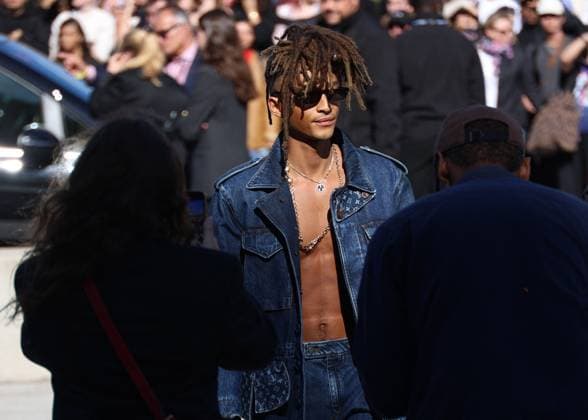 Jaden Smith arrives at the Louis Vuitton Collection Femme Prêt à Porter Printemps Eté 2026 fashion show as part of Paris Fashion Week PFW at the Cour Carrée du Louvre in Paris, France, on September 30, 2025 Denis Guignebourg Bestimage Arrivals at the Louis Vuitton fashion show as part of Spring Summer 2026 Paris Fashion Week held at The Louvre in Paris, France, on September 30, 2025 Paris France  Copyright: xDenisxGuignebourgx xBestimagexDenisxGuignebourgx xBestimagex