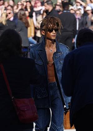 Jaden Smith arrives at the Louis Vuitton Collection Femme Prêt à Porter Printemps Eté 2026 fashion show as part of Paris Fashion Week PFW at the Cour Carrée du Louvre in Paris, France, on September 30, 2025 Denis Guignebourg Bestimage Arrivals at the Louis Vuitton fashion show as part of Spring Summer 2026 Paris Fashion Week held at The Louvre in Paris, France, on September 30, 2025 Paris France  Copyright: xDenisxGuignebourgx xBestimagexDenisxGuignebourgx xBestimagex