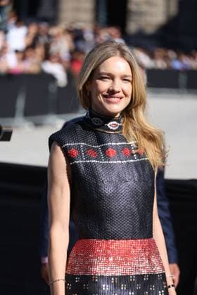 Natalia Vodianova arrives at the Louis Vuitton Collection Femme Prêt à Porter Printemps Eté 2026 fashion show as part of Paris Fashion Week PFW in the Cour Carrée du Louvre, Paris, France, on September 30, 2025 Denis Guignebourg Bestimage Arrivals at the Louis Vuitton fashion show as part of Spring Summer 2026 Paris Fashion Week held at The Louvre in Paris, France, on September 30, 2025 Paris France  Copyright: xDenisxGuignebourgx xBestimagexDenisxGuignebourgx xBestimagex