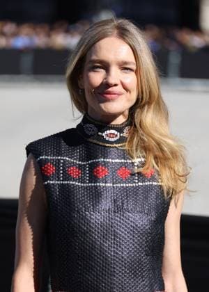 Natalia Vodianova arrives at the Louis Vuitton Collection Femme Prêt à Porter Printemps Eté 2026 fashion show as part of Paris Fashion Week PFW in the Cour Carrée du Louvre, Paris, France, on September 30, 2025 Denis Guignebourg Bestimage Arrivals at the Louis Vuitton fashion show as part of Spring Summer 2026 Paris Fashion Week held at The Louvre in Paris, France, on September 30, 2025 Paris France  Copyright: xDenisxGuignebourgx xBestimagexDenisxGuignebourgx xBestimagex