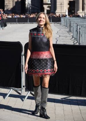 Natalia Vodianova arrives at the Louis Vuitton Collection Femme Prêt à Porter Printemps Eté 2026 fashion show as part of Paris Fashion Week PFW in the Cour Carrée du Louvre, Paris, France, on September 30, 2025 Denis Guignebourg Bestimage Arrivals at the Louis Vuitton fashion show as part of Spring Summer 2026 Paris Fashion Week held at The Louvre in Paris, France, on September 30, 2025 Paris France  Copyright: xDenisxGuignebourgx xBestimagexDenisxGuignebourgx xBestimagex