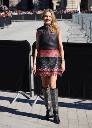 Natalia Vodianova arrives at the Louis Vuitton Collection Femme Prêt à Porter Printemps Eté 2026 fashion show as part of Paris Fashion Week PFW in the Cour Carrée du Louvre, Paris, France, on September 30, 2025 Denis Guignebourg Bestimage Arrivals at the Louis Vuitton fashion show as part of Spring Summer 2026 Paris Fashion Week held at The Louvre in Paris, France, on September 30, 2025 Paris France  Copyright: xDenisxGuignebourgx xBestimagexDenisxGuignebourgx xBestimagex