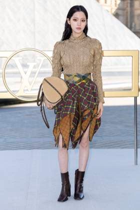 Ouyang Nana at the photocall of the Vuitton Fashion Show, Spring Summer 2026 Collection as part of Paris Fashion Week PFW in the Cour Carrée du Louvre, Paris, France, September 30th, 2025 Olivier Borde Bestimage Photocall of the Vuitton Fashion Show, Spring Summer 2026 Collection as part of Paris Fashion Week, France, September 30th, 2025 Paris France  Copyright: xOLIVIERxBORDEx xBESTIMAGExOLIVIERxBORDEx xBESTIMAGEx