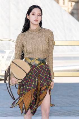 Ouyang Nana at the photocall of the Vuitton Fashion Show, Spring Summer 2026 Collection as part of Paris Fashion Week PFW in the Cour Carrée du Louvre, Paris, France, September 30th, 2025 Olivier Borde Bestimage Photocall of the Vuitton Fashion Show, Spring Summer 2026 Collection as part of Paris Fashion Week, France, September 30th, 2025 Paris France  Copyright: xOLIVIERxBORDEx xBESTIMAGExOLIVIERxBORDEx xBESTIMAGEx