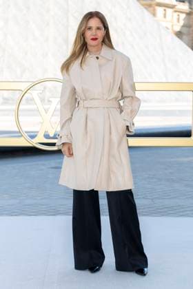 Justine Triet at the photocall of the Vuitton Fashion Show, Spring Summer 2026 Collection as part of Paris Fashion Week PFW in the Cour Carrée du Louvre, Paris, France, September 30th, 2025 Olivier Borde Bestimage Photocall of the Vuitton Fashion Show, Spring Summer 2026 Collection as part of Paris Fashion Week, France, September 30th, 2025 Paris France  Copyright: xOLIVIERxBORDEx xBESTIMAGExOLIVIERxBORDEx xBESTIMAGEx