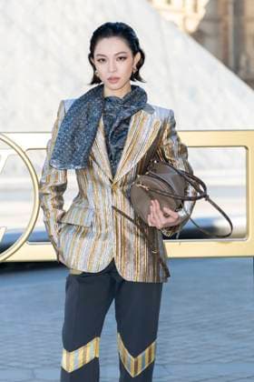 Elaine Zhong Chuxi at the photocall of the Vuitton Fashion Show, Spring Summer 2026 Collection as part of Paris Fashion Week PFW in the Cour Carrée du Louvre, Paris, France, September 30th, 2025 Olivier Borde Bestimage Photocall of the Vuitton Fashion Show, Spring Summer 2026 Collection as part of Paris Fashion Week, France, September 30th, 2025 Paris France  Copyright: xOLIVIERxBORDEx xBESTIMAGExOLIVIERxBORDEx xBESTIMAGEx
