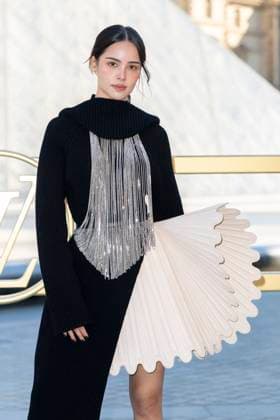 Urassaya Sperbund at the photocall of the Vuitton Fashion Show, Spring Summer 2026 Collection as part of Paris Fashion Week PFW in the Cour Carrée du Louvre, Paris, France, September 30th, 2025 Olivier Borde Bestimage Photocall of the Vuitton Fashion Show, Spring Summer 2026 Collection as part of Paris Fashion Week, France, September 30th, 2025 Paris France  Copyright: xOLIVIERxBORDEx xBESTIMAGExOLIVIERxBORDEx xBESTIMAGEx