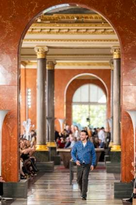 PFW - Louis Vuitton Runway French-Belgian fashion designer Nicolas Ghesquiere acknowledges the audience at the end of the Louis Vuitton s fashion show for the Women Ready-to-wear Spring-Summer 2026 collection as part of the Paris Fashion Week, in Paris on September 30, 2025. Photo by Eliot Blondet ABACAPRESS.COM Paris France France  Copyright: xBlondetxEliot ABACAx