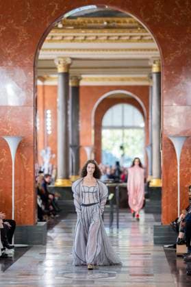 PFW - Louis Vuitton Runway A model presents a creation by Louis Vuitton for the Women Ready-to-wear Spring-Summer 2026 collection as part of the Paris Fashion Week, in Paris on September 30, 2025.Photo by Eliot Blondet ABACAPRESS.COM Paris France France  Copyright: xBlondetxEliot ABACAx