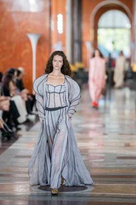 PFW - Louis Vuitton Runway A model presents a creation by Louis Vuitton for the Women Ready-to-wear Spring-Summer 2026 collection as part of the Paris Fashion Week, in Paris on September 30, 2025.Photo by Eliot Blondet ABACAPRESS.COM Paris France France  Copyright: xBlondetxEliot ABACAx