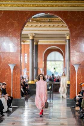PFW - Louis Vuitton Runway A model presents a creation by Louis Vuitton for the Women Ready-to-wear Spring-Summer 2026 collection as part of the Paris Fashion Week, in Paris on September 30, 2025.Photo by Eliot Blondet ABACAPRESS.COM Paris France France  Copyright: xBlondetxEliot ABACAx